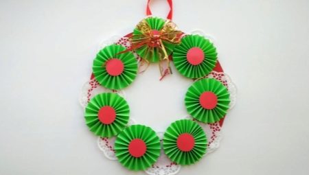 Making a wreath of paper