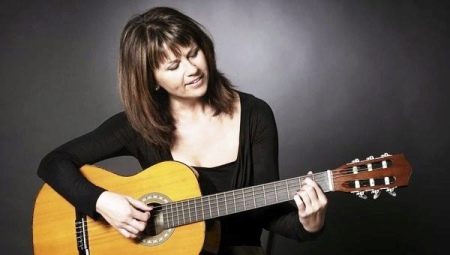 Comment tenir la guitare correctement ?