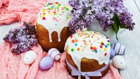 What do they do on Maundy Thursday before Easter?
