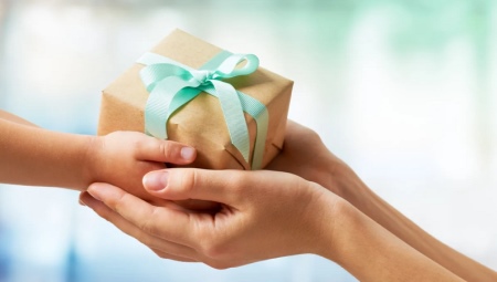What to give a kindergarten teacher for graduation?