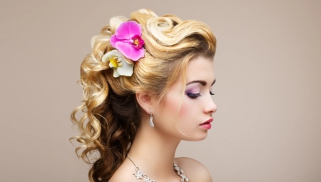 Coiffures élégantes avec des boucles et des boucles pour le bal
