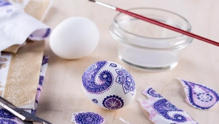 Comment teindre des œufs avec des serviettes ?