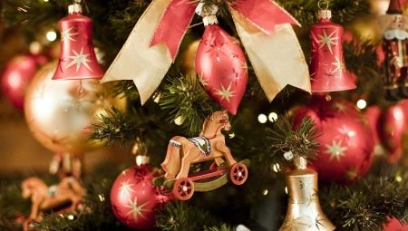How to beautifully decorate a Christmas tree and a pine tree?