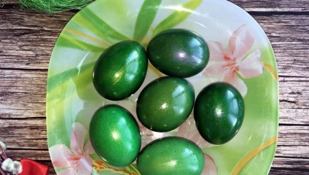 Comment peindre des œufs pour Pâques avec du vert brillant ?
