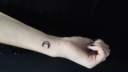 What do moon tattoos mean and what are they like?