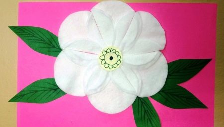 Nous fabriquons des fleurs à partir de cotons de nos propres mains