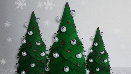 Making Christmas trees from napkins