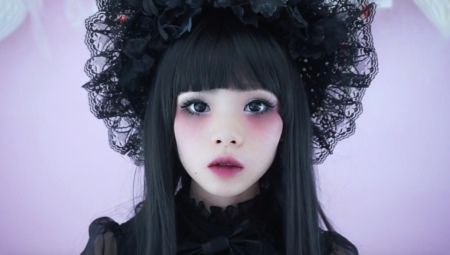 Doing anime makeup