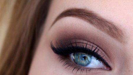 Faire de la glace fumée pour les yeux bleus