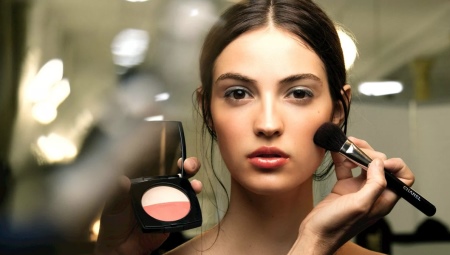 L'histoire de l'émergence et du développement du maquillage