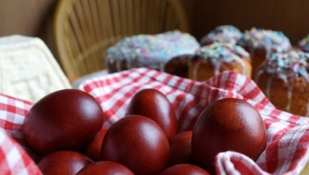 How to paint eggs in onion skins?
