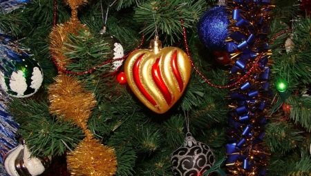How to beautifully decorate a Christmas tree with tinsel?