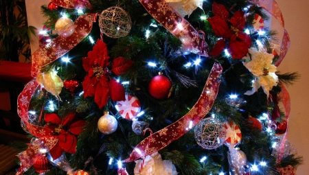 How to beautifully decorate a Christmas tree with balls?
