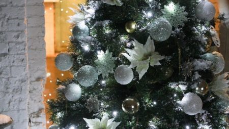 How to decorate a Christmas tree with silver toys?