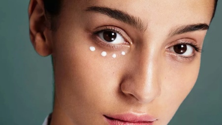 Makeup with dots under the eyes
