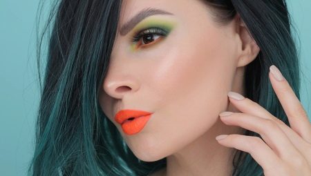 Makeup in green tones