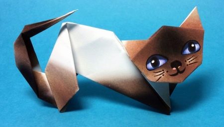 Origami in the form of a cat