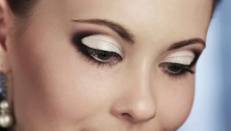 Features and creation of eye makeup with a pencil