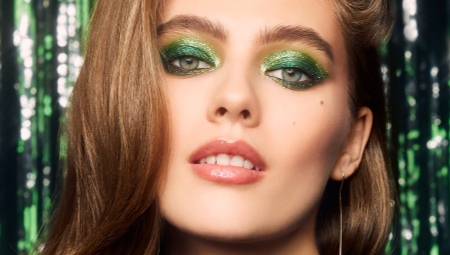 Caractéristiques et maquillage dans le style des années 90