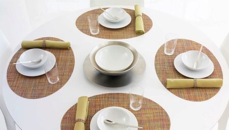 Features of serving napkins on the table
