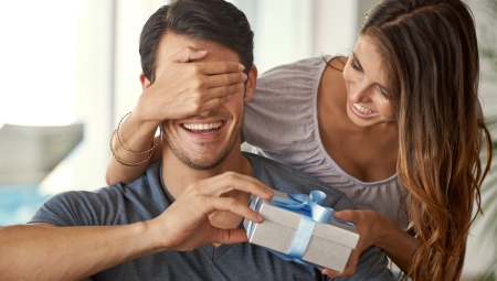 Cadeaux pour votre bien-aimé : comment surprendre et faire plaisir à votre homme