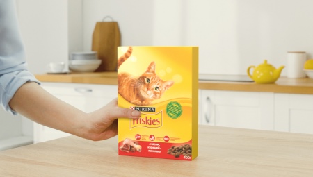 Variety of food for cats and cats Friskies