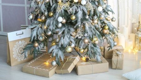 What color to decorate the Christmas tree in?