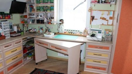 Choosing a table for needlework
