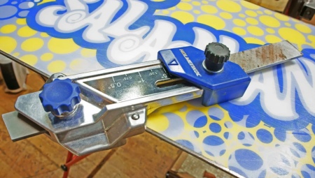 Sharpening the edges of the snowboard