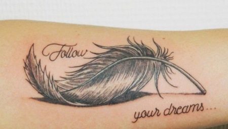 La signification d'un tatouage avec une plume pour les filles et leur variété