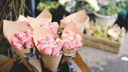 How to pack a bouquet in kraft paper?
