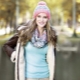 How to tie a scarf on a hooded garment?