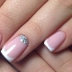 Design ideas for a delicate glitter manicure