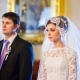 How to choose and wear a scarf for a wedding?