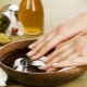 Making baths with salt to strengthen nails