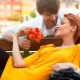 What to give a girlfriend to mark the date of a relationship?