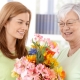 What to give mom for 65 years?