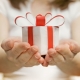 Gift etiquette: how to give and receive them?