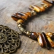 Tiger's eye stone: what does it look like and what properties does it have?