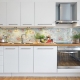Aprons for white kitchens: varieties and tips for choosing
