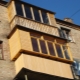 Balcony glazing with wooden frames: features and installation tips