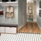 The combination of tiles and laminate in the hallway