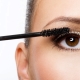 Can laminated eyelashes be dyed with mascara and what are the limitations?