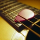 How to play a guitar pick?