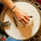 How to play the banjo?