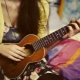 How to play the ukulele?