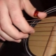 What should guitarists' nails look like and how should they be looked after?