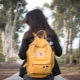 How to choose a yellow backpack and what to wear with it?