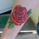 Features of a tattoo with roses and their variety