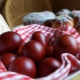 How to paint eggs in onion skins?